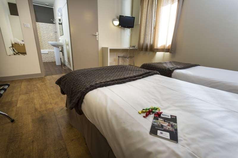 Brit Hotel Du Parc Niort Centre-Parking Gratuit Room photo
