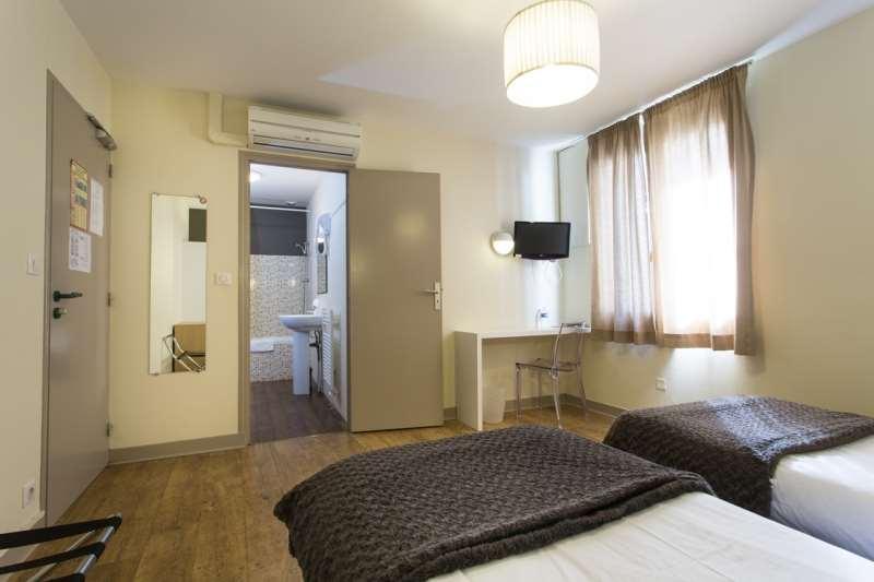 Brit Hotel Du Parc Niort Centre-Parking Gratuit Room photo