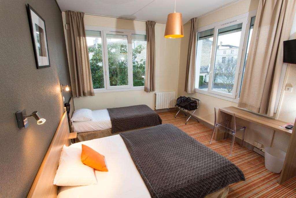 Brit Hotel Du Parc Niort Centre-Parking Gratuit Room photo